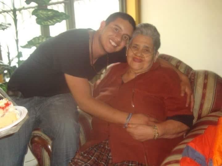 Diego joven con su abuela