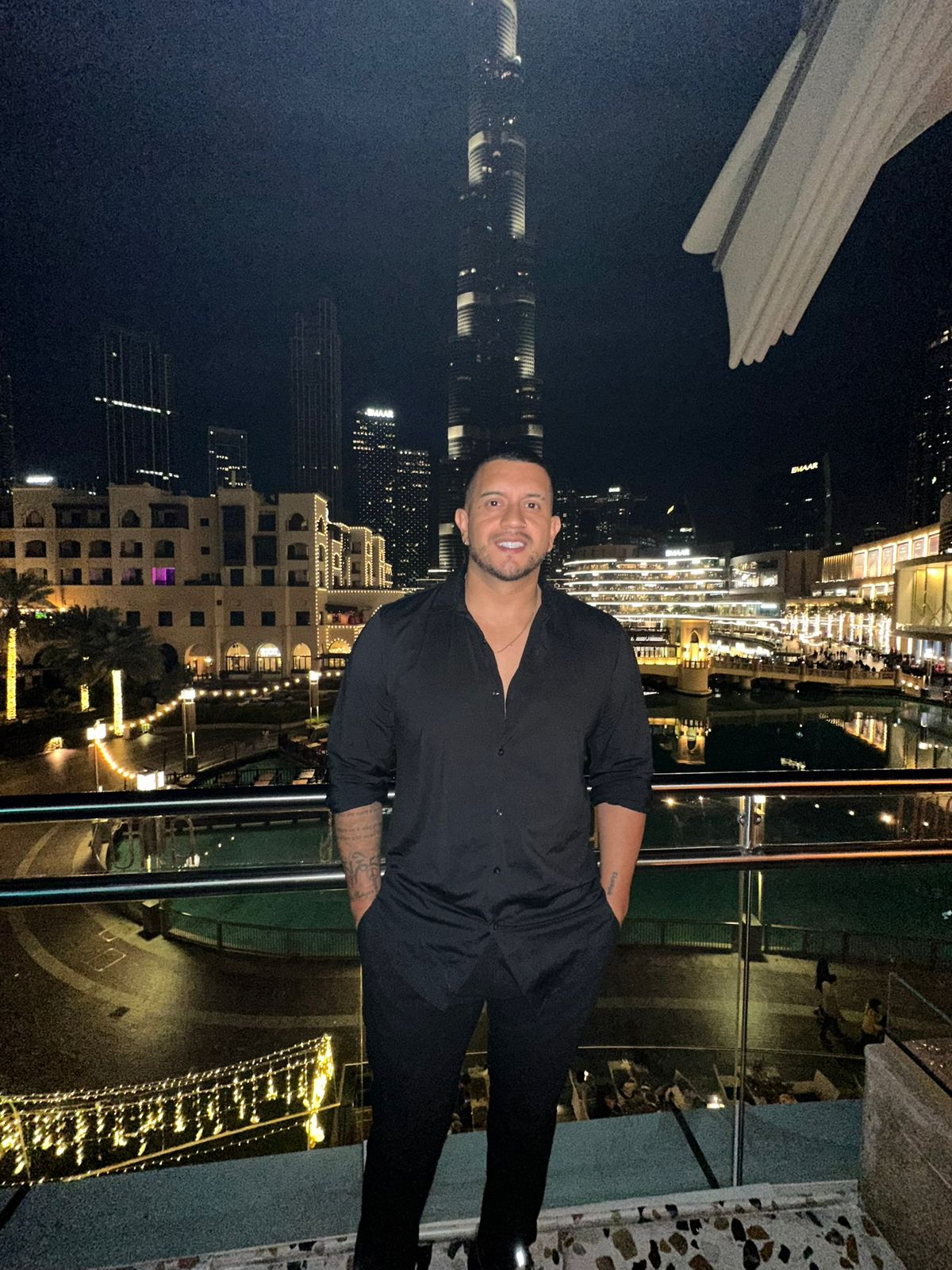 Diego frente al Burj Khalifa, Dubái