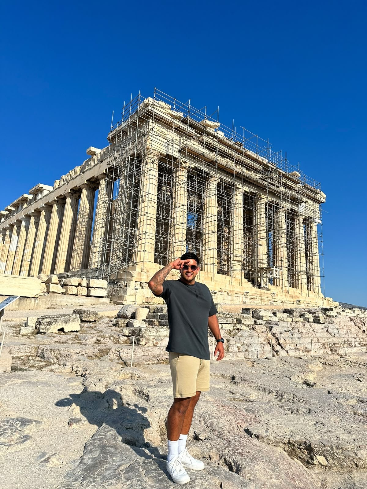 Diego en Atenas, frente al Partenón