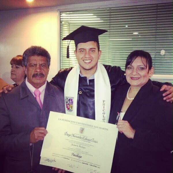 Diego el día de su graduación con sus padres