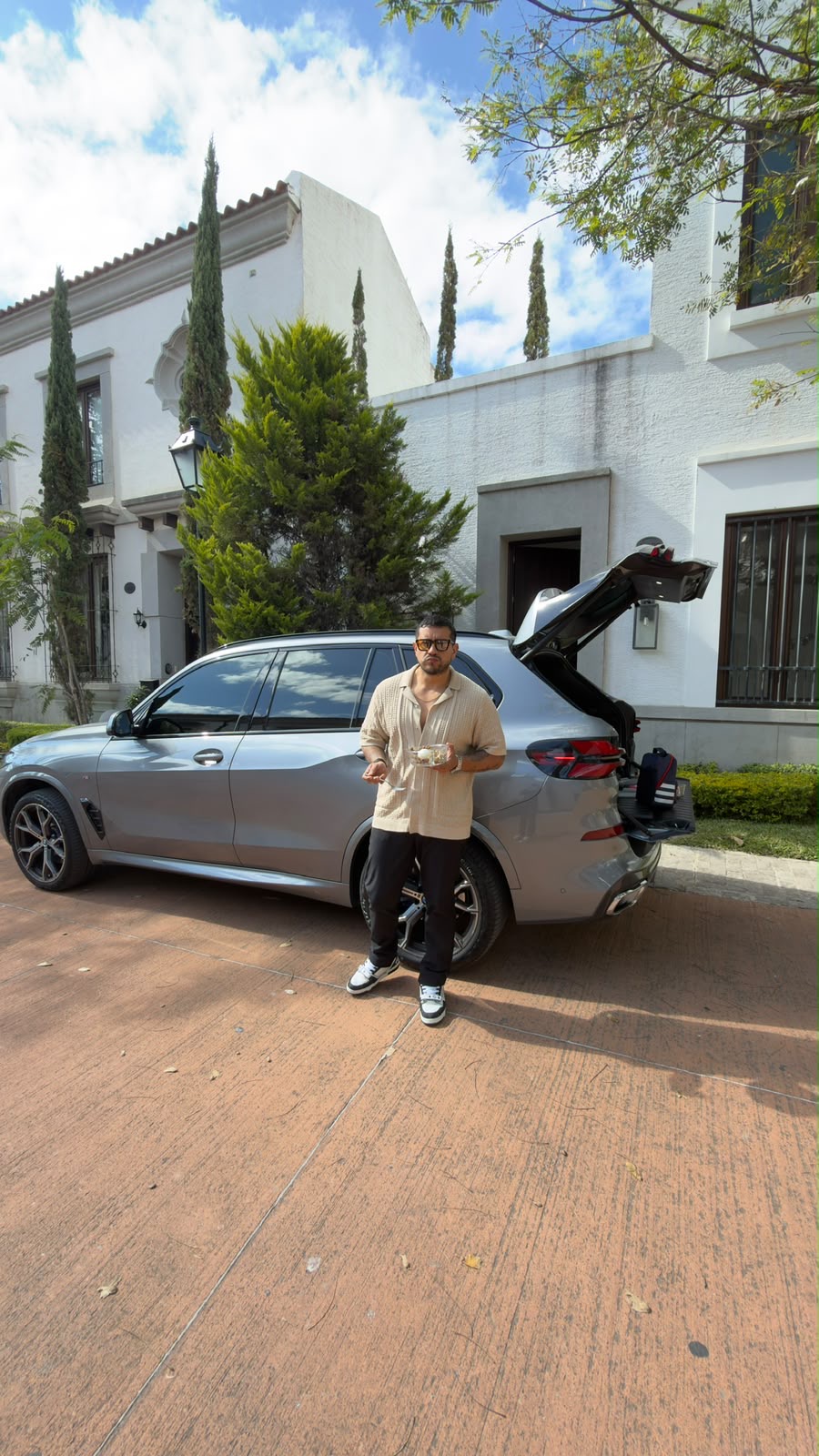 Diego frente a su casa con su auto