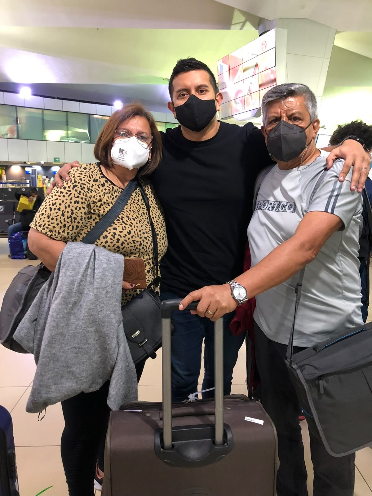 Diego con sus padres en el aeropuerto